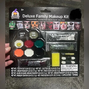 New! Deluxe Family Makeup Kit